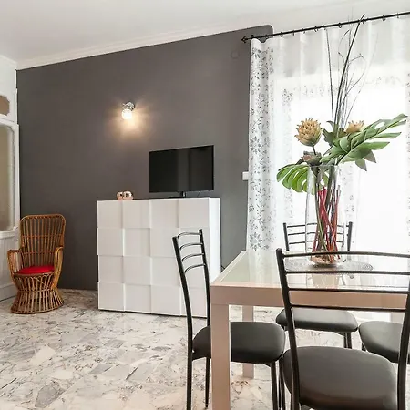 Casa Vacanza Flora Apartment *